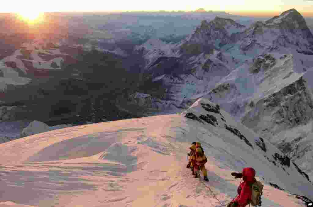 Para pendaki di Gunung Everest. (Foto: Dok)