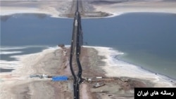 یکی از مهم‌ترین نمادهای بحران آب ایران، دریاچه ارومیه است که در ده سال گذشته رو به خشک‌شدن بیشتر رفته است. 