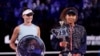  La Japonaise Naomi Osaka (à droite) et l'Américaine Jennifer Brady posent avec des trophées après leur dernier match Melbourne Park, Melbourne, Australie, 20 février 2021