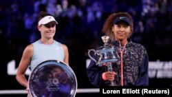  La Japonaise Naomi Osaka (à droite) et l'Américaine Jennifer Brady posent avec des trophées après leur dernier match Melbourne Park, Melbourne, Australie, 20 février 2021