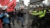 Manifestantes desafían a la policía durante una manifestación en contra del gobierno y del racionamiento de electricidad en Quito, Ecuador, el jueves 21 de noviembre de 2024.