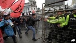 Manifestantes desafían a la policía durante una manifestación en contra del gobierno y del racionamiento de electricidad en Quito, Ecuador, el jueves 21 de noviembre de 2024.