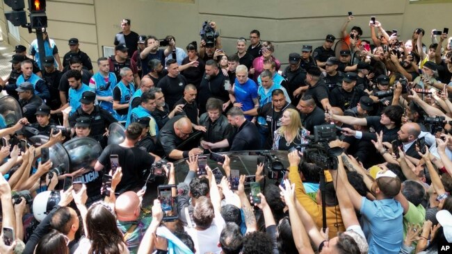 El candidato presidencial de la coalición Libertad Avanza, Javier Milei, sube a su automóvil después de votar en la segunda vuelta presidencial en Buenos Aires, Argentina, el domingo 19 de noviembre de 2023.