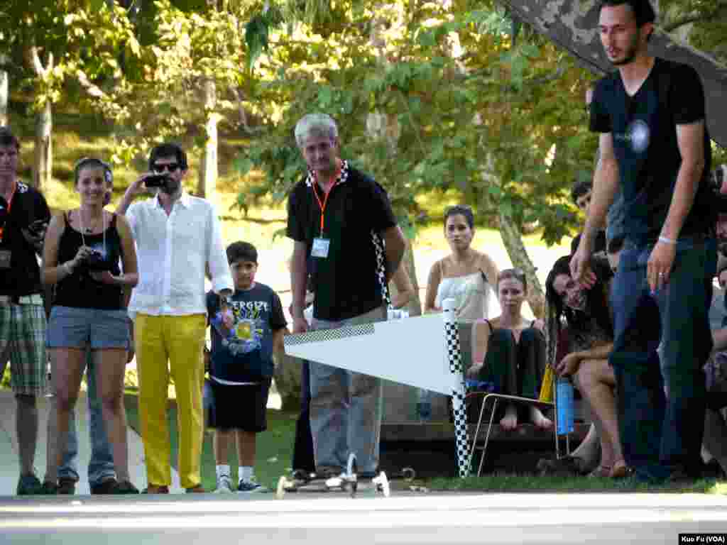 观众和裁判全神贯注