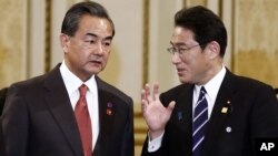 中国外长王毅（左）与日本外相岸田文雄（资料照片）