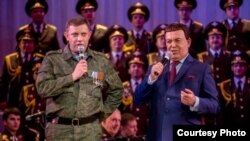 Йосип Кобзон (праворуч) у Донецьку співає разом із ватажком терористичного угруповання «ДНР» Олександом Захарченком 