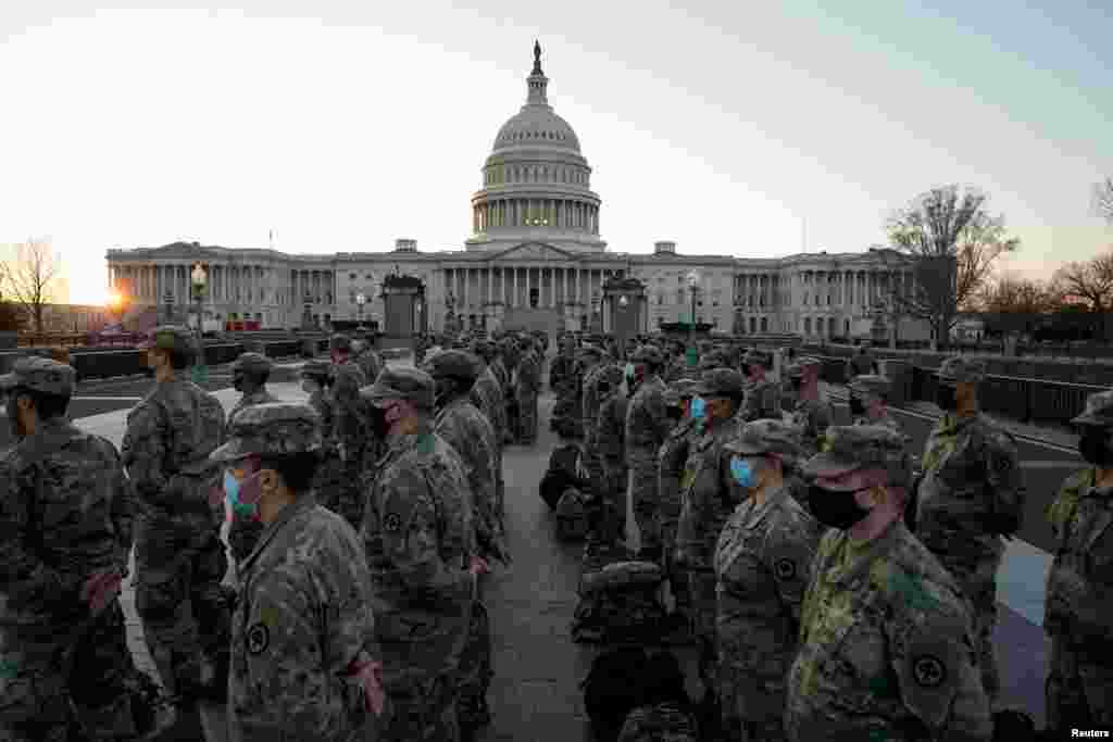 Miembros de la Guardia Nacional se concentran en las afueras del Capitolio. 13 de enero de 2021.