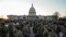 Miembros de la Guardia Nacional se concentran en las afueras del Capitolio. 13 de enero de 2021.