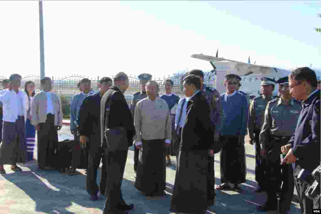  စစ်တွေလေဆိပ်တွင် တွေ့ရသည့် ပြည်ထောင်စု ဒုဝန်ကြီးနှင့် တာဝန်ရှိသူများ