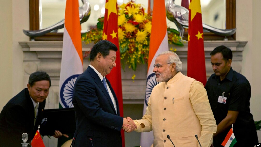 Presiden China Xi Jinping berjabat tangan dengan Perdana Menteri India, Narendra Modi, dalam pertemuan di New Delhi, September 2014. (AP/Manish Swarup)