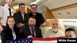 被阿富汗塔利班关押的美国公民丹尼斯·科伊尔获得释放。美国国务院总统人质事务特使2026年3月24日在X平台公布了科伊尔启程返美的照片。