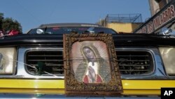 Una imagen de la Virgen de Guadalupe adorna el parachoques de un camión cerca de la Basílica de Nuestra Señora de Guadalupe durante una peregrinación que conmemora el día de la patrona de América Latina, en la Ciudad de México, el jueves 12 de diciembre de 2024. 