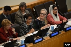 Aktris AS Meryl Streep (dua dari kanan) menghadiri acara bertajuk “Keterlibatan Perempuan dalam Masa Depan Afghanistan” di sela-sela Sidang Umum Perserikatan Bangsa-Bangsa di Markas Besar PBB di New York City, 23 September 2024. (ANGELA WEISS/AFP)