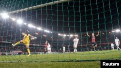 Le gardien de but du SM Caen au stade du Parc des Princes à Paris, le 29 octobre 2011.