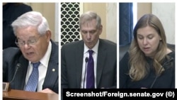 ከግራ ወደቀኝ ሴናተር ቦብ ሜንዴዝ ፣ የተከበሩ ሮበርት ኤፍ ጎዴክ፣ ሚስ ሳራ ቻርለስ