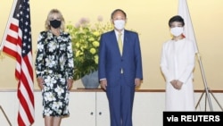 Ibu Negara AS Jill Biden (kiri) diterima oleh PM Jepang Yoshihide Suga dan ibu negara Mariko Suga di Istana Akasaka, Tokyo Kamis (22/7). 
