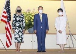 Перший леді США Джилл Байден з прем’єр-міністром Японії Йошихиде Сугою та його дружиною Маріко, 22 липня 2021 року