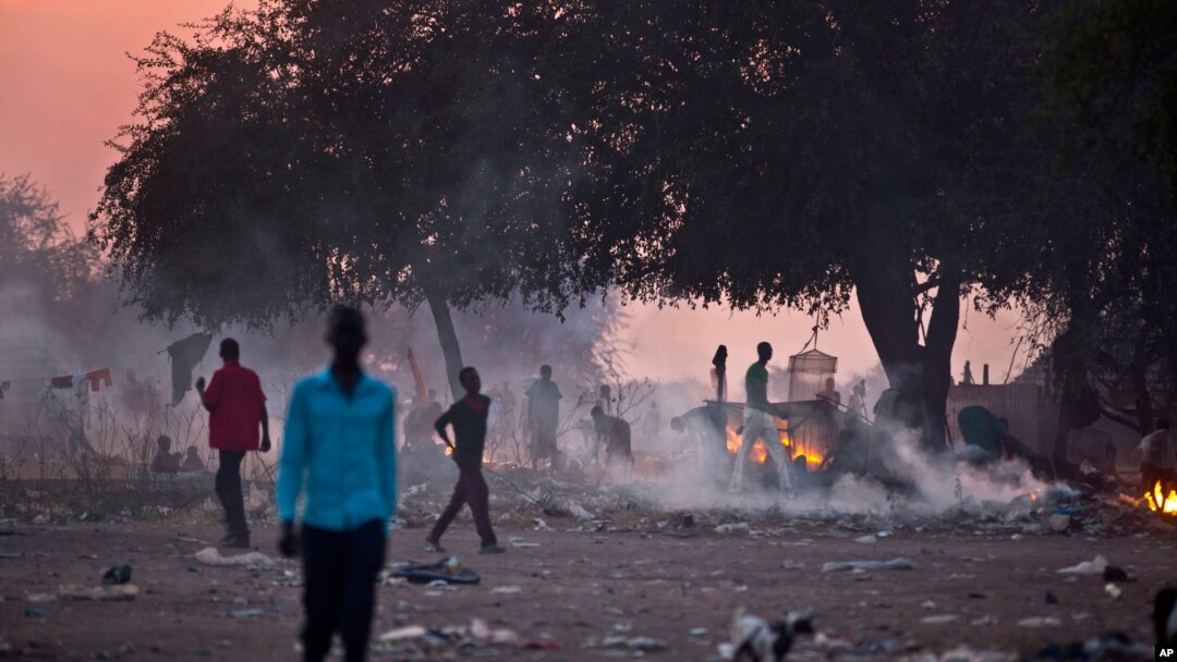 Warga Sudan Selatan yang menghindari kekerasan akibat pertempuran tinggal di tempat terbuka di kota Awerial, Sudan Selatan (1/1).