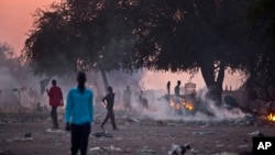Warga Sudan Selatan yang menghindari kekerasan akibat pertempuran tinggal di tempat terbuka di kota Awerial, Sudan Selatan (1/1).