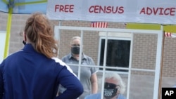 Petugas Biro Sensus AS, Ken Leonard, menunggu di meja sensus yang disiapkan di Hunt County di Greenville, Texas, Friday, 31 Juli 2020. (Foto: AP Photo/LM Otero)