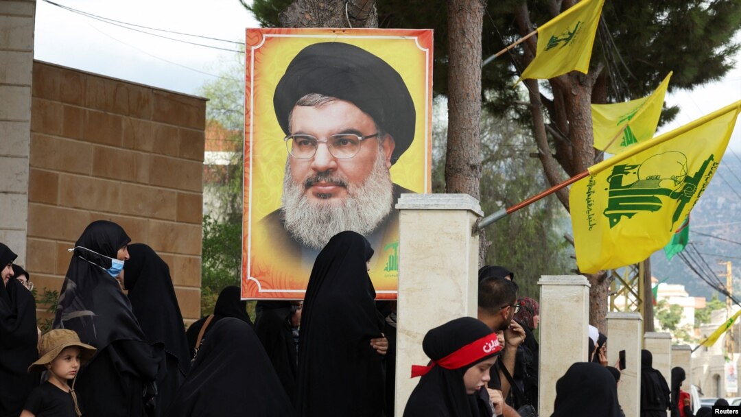 Plakat vođe Hezbollaha Hasana Nasrallaha tokom sahrane člana Hezbollaha Alija Mohameda Chalbija nakon što su eksplodirali komunikacijski uređaji koje je Hezbollah koristio, Kfar Melki, 19. septembar 2024. (Foto: REUTERS/Aziz Taher)