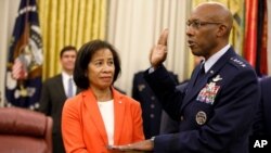 El general Charles 'C.Q.' Brown es juramentado como jefe del Estado Mayor de la Fuerza Aérea, mientras su esposa, Sharine Guilford Brown, sostiene la Biblia en una ceremonia en la Oficina Oval, el 4 de agosto del 2020.