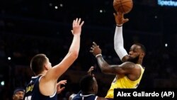 Lebron Džejms pokušava da doda okružen košarkašima Denvera, među kojima su Pol Milsap i Nikola Jokić (Foto: AP/Alex Gallardo) 