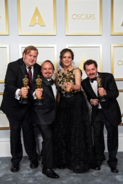 Phillip Bladh, Carlos Cortes, Michelle Couttolenc y Jaime Baksht posan detrás del escenario con el Oscar por sonido durante la transmisión televisiva en vivo de ABC de The 93rd Oscars en Los Ángeles, California, EE. UU., 25 de abril de 2021.