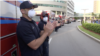 Policías y bomberos de Miami homenajean, cada tarde, al personal sanitario que está al frente de la COVID-19.