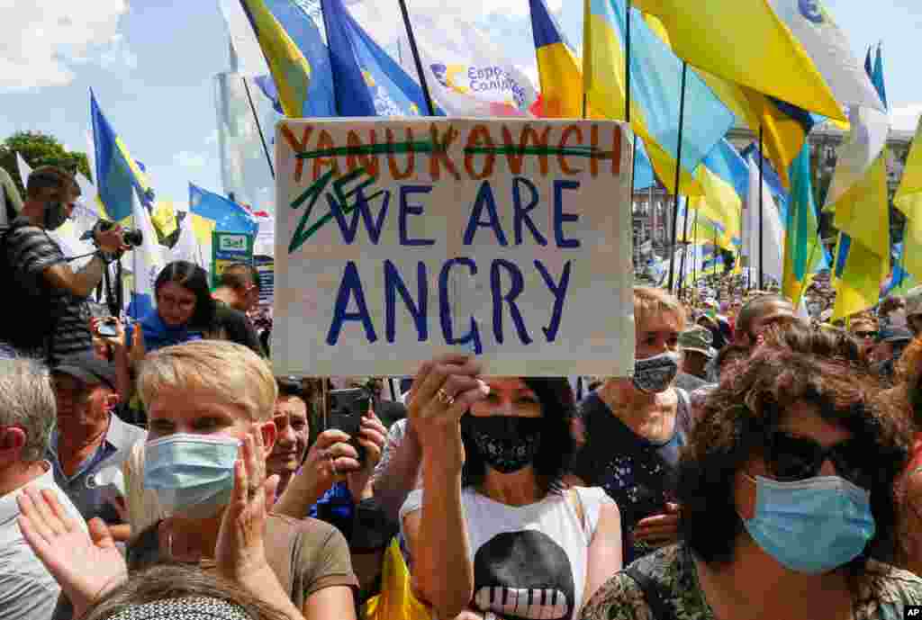 حامیان &#171;پترو پروشنکو&#187; رئیس جمهوری پیشین اوکراین به سخنان او مقابل دادگاهی در کی‌یف گوش می‌دهند. او به سوءاستفاده از قدرت متهم شده است. 