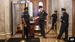 Revisión en las puertas del Capitolio. El Departamento de Justicia ha demanado a la empresa que revisa antecedentes de los posibles empleados federales.
