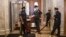 Revisión en las puertas del Capitolio. El Departamento de Justicia ha demanado a la empresa que revisa antecedentes de los posibles empleados federales.