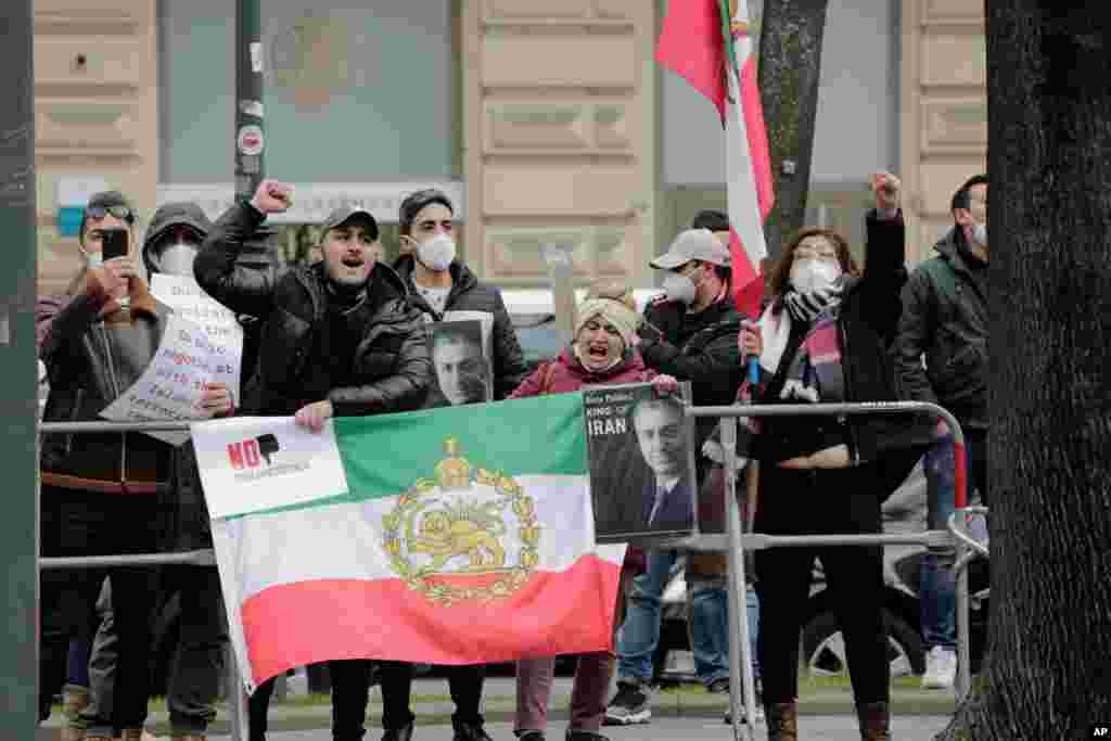 تظاهرات یک گروه از مخالفین جمهوری اسلامی در نزدیکی &#171;گراند هتل وین&#187;، محل برگزاری نشست کمیسیون مشترک برجام، در وین، اتریش
