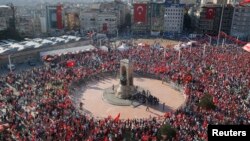 Istanbulning Taksim maydonida turli siyosiy taraflar yig'ildi. 24-iyul 2016-yil