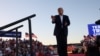 ARCHIVO: El expresidente de Estados Unidos, Donald Trump, gesticula durante su primer mitin de campaña después de anunciar su candidatura a la presidencia en las elecciones de 2024 en un evento en Waco, Texas, Estados Unidos, el 25 de marzo de 2023.