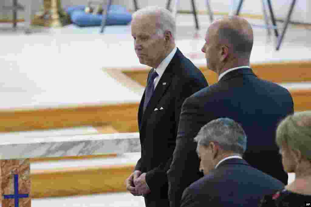 El presidente de EEUU, Joe Biden, asiste a una misa para las víctimas de la matanza de Uvalde, Texas, en la iglesia católica del Sagrado Corazón de la localidad el 29 de mayo de 2022. Foto Reuters.