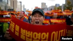 南韓的士司機在首爾市中心舉行示威集會抗議拼車計劃。 （2018年10月18日）