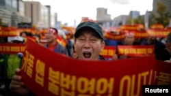 韩国出租车司机在首尔市中心举行示威集会抗议拼车计划。（2018年10月18日）