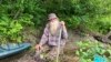  Sur cette photo non datée fournie par Jodie Gedeon, David Lidstone, alias "River Dave", sourit dans les bois de Canterbury, dans l'État de New Hampshire, aux États-Unis. 