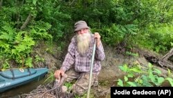  Sur cette photo non datée fournie par Jodie Gedeon, David Lidstone, alias "River Dave", sourit dans les bois de Canterbury, dans l'État de New Hampshire, aux États-Unis. 