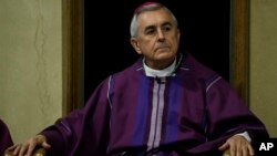 Bishop Ronald Gainer, of the Harrisburg Diocese, celebrates mass at the Cathedral Church of Saint Patrick in Harrisburg, Pa., Aug. 17, 2018.