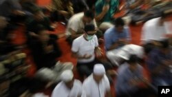 Muslim mengenakan masker saat salat Jumat di masjid Istiqlal di Jakarta (foto: ilustrasi). 