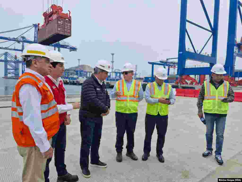 Funcionarios peruanos y ejecutivos de Cosco Shipping Ports explican a periodistas las características e importancia del puerto.