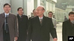 Mantan Presiden Korea Selatan Chun Doo-hwan (tengah) saat meninggalkan Penjara Anyang menyusul amnesti khusus, pada 1997.