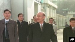 Mantan Presiden Korea Selatan Chun Doo-hwan (tegah) saat dibebaskan dari penjara Anyang setelah memperoleh amnesti khusus, 22 Desember 1997 (Foto: dok). Parlemen Korea Selatan memperpanjang batas waktu penagihan utang mantan Presiden Chun Doo-hwan dari bulan Oktober tahun 2013 hingga tahun 2020, Kamis (27/6).