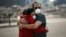 Howard Lasker, derecha, consuela a su hija, Gabrielle, durante una visita a Santa Rosa, California, una de las regiones arrasadas por los incendios forestales.