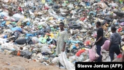 De jeunes fouillent dans les ordures de la décharge de Mindoubé, à Libreville, le 18 juin 2021.