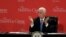 El vicepresidente de Estados Unidos, Mike Pence, participa en una mesa redonda sobre el sector de la hostelería.