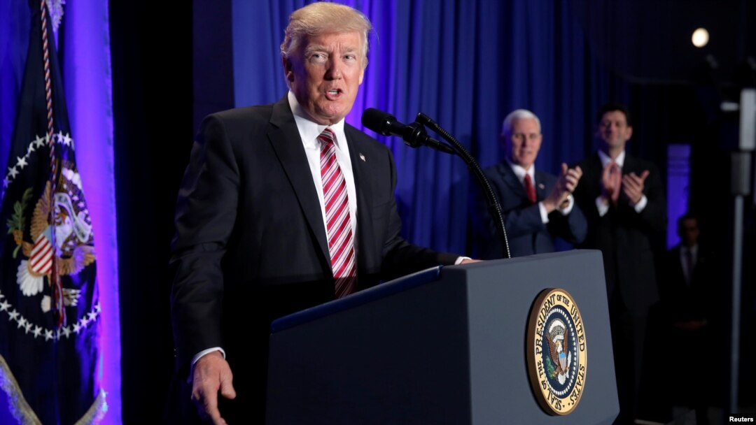 Presiden AS Donald Trump diberi aplus oleh Wakil Presiden Mike Pence dan Ketua DPR Paul Ryan saat berbicara dalam retret fraksi Partai Republik di Philadelphia (26/1). (Reuters/Jonathan Ernst)
