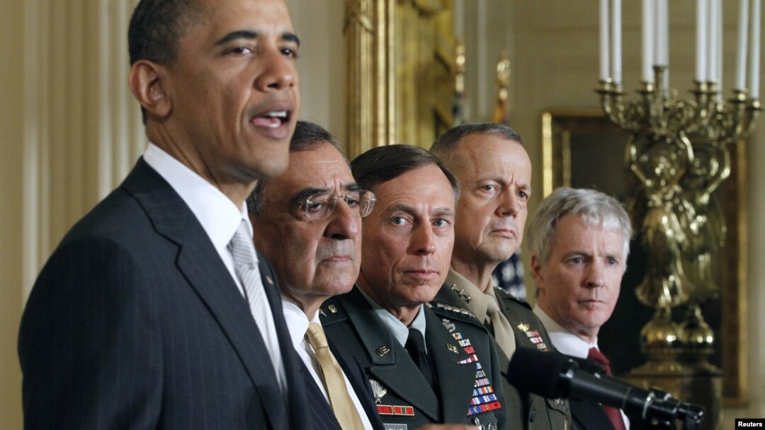 Prezident Barak Obama 2011-yilning yozida general Deyvid Petreusni (chapdan uchinchi) Markaziy razvedka boshqarmasiga direktor, general Jon Allenni (o'ngdan ikkinchi) esa Afg'onistondagi xalqaro koalitsiyaga bosh qo'mondon etib tayinlagan edi.